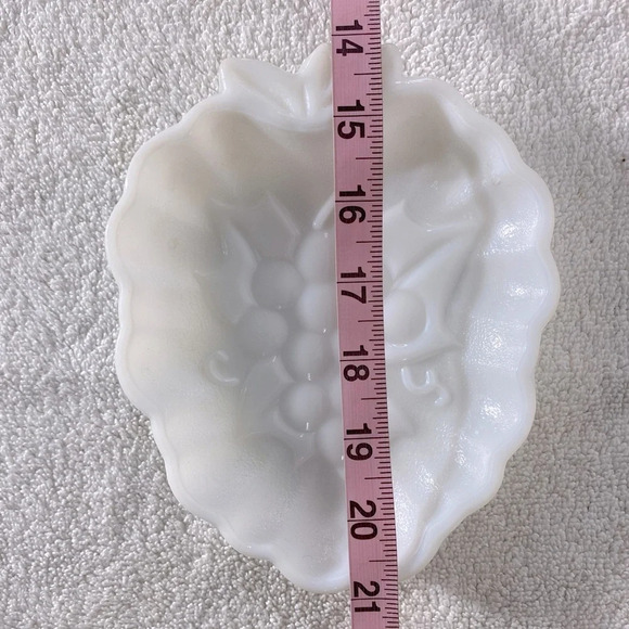 Vintage Milk Glass Grapes Embossed Textured Bowl Dish Snack Dish Trinket Dish - Picture 9 of 10